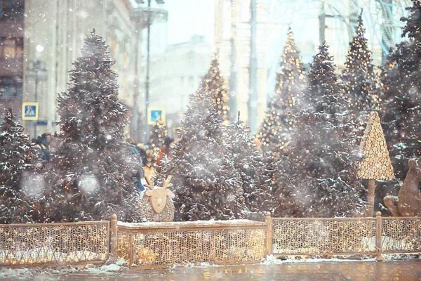 Fondo Borroso Árbol Navidad Exterior Fondo Nieve Decorado Año Nuevo — Foto de Stock