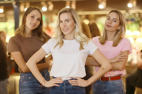 Grupo Chicas Publicidad Camisetas Multicolores Equipo Modelos Desfile Moda Estilo —  Fotos de Stock