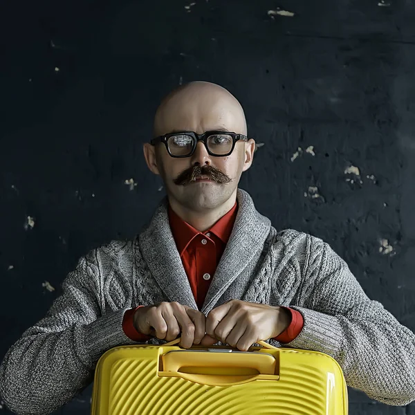 Hombre Tiene Una Maleta Concepto Turístico Viaje Tipo Bigote Con — Foto de Stock