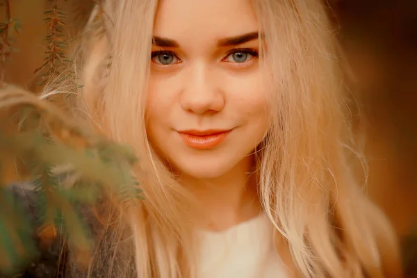 Блондинка Портрет Природы Осенью Красивая Молодая Взрослая Девушка Длинными Волосами — стоковое фото