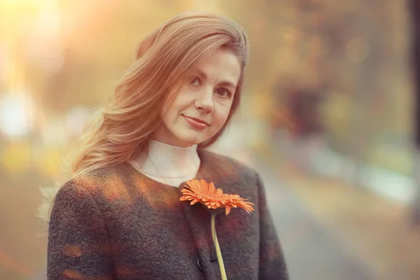 Höst Porträtt Vacker Blond Med Blomma Utgör Modell Ett Positivt — Stockfoto