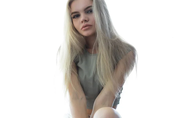 Jeune Adulte Blonde Cheveux Longs Maison Modèle Élégant Posant Studio — Photo