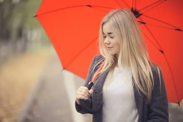 Chica Con Paraguas Posando Parque Otoño Paisaje Octubre Mujer Solitaria — Foto de Stock