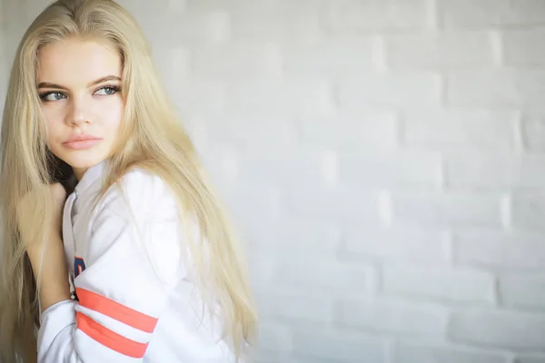 Mladé Dospělé Blondýny Dlouhé Vlasy Doma Stylový Model Pózující Studiu — Stock fotografie