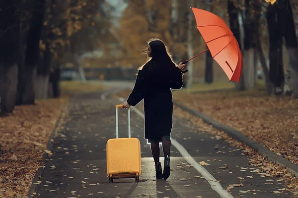 Noci Dívka Kráčí Deštníkem Kufrem Podzimním Parku Koncept Cestování Smutek — Stock fotografie