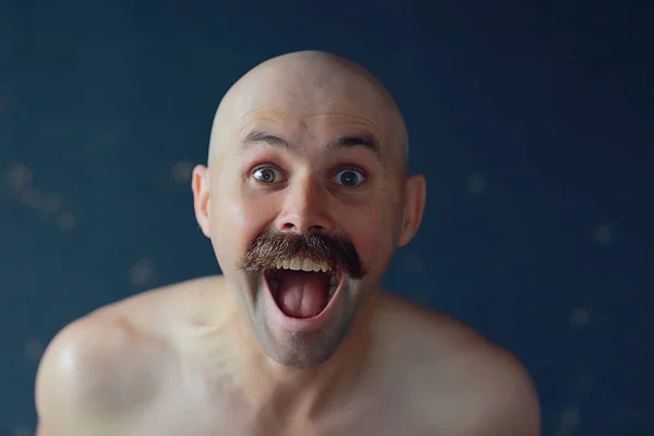 Glad Skallig Man Med Mustasch Porträtt Ung Man Leende Poserande — Stockfoto