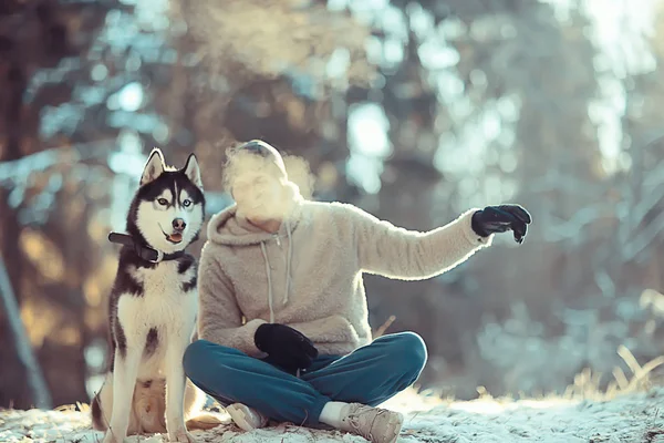 Homme Entraîne Chien Forêt Hiver Gars Chien Husky Dans Paysage — Photo