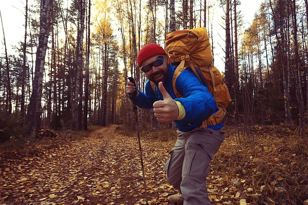 Siga Uma Caminhada Homem Convida Você Para Uma Caminhada Floresta — Fotografia de Stock