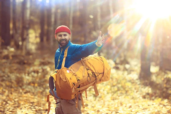 Herbstwanderung Mit Rucksack Sonnenstrahlen Herbstlandschaft Ein Mann Hellen Sonnenuntergang Wald — Stockfoto