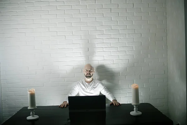 Sihirli Gece Konsepti Bilgisayardaki Adam Korku Interneti — Stok fotoğraf