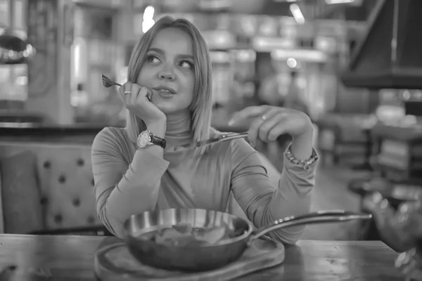 Ευρωπαϊκό Εστιατόριο Μεσημεριανό Κορίτσι Όμορφο Σκηνικό Τραπεζιού Νεαρό Μοντέλο Που — Φωτογραφία Αρχείου
