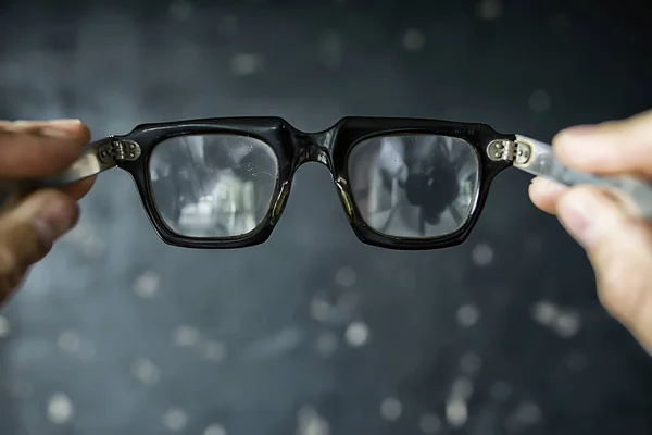 眼鏡ビジョンのコンセプト男は眼鏡を手に — ストック写真