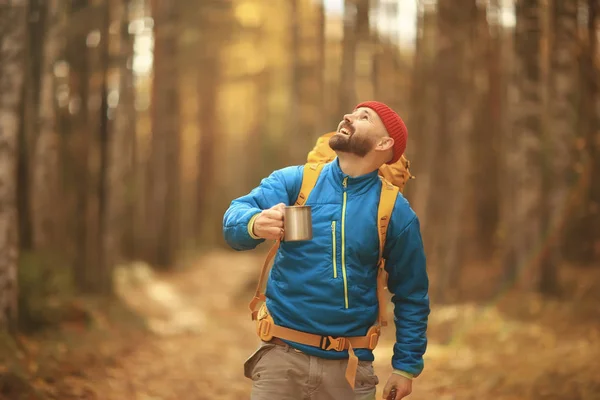 Warme Drank Wandeling Een Man Drinkt Warm Wandeling Avonturenbos Oktober — Stockfoto