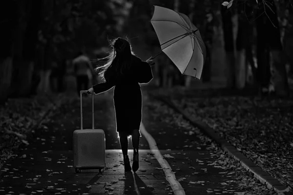 Ніч Дівчина Гуляє Парасолькою Валізою Осінньому Парку Концепція Подорожей Смутку — стокове фото