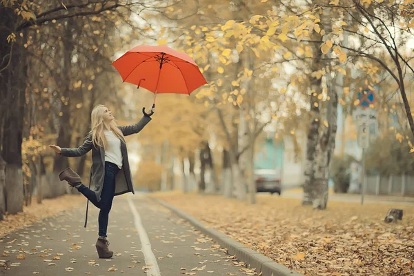 Девушка Зонтиком Позирующая Осеннем Парке Одинокая Октябрьская Женщина Красным Зонтиком — стоковое фото