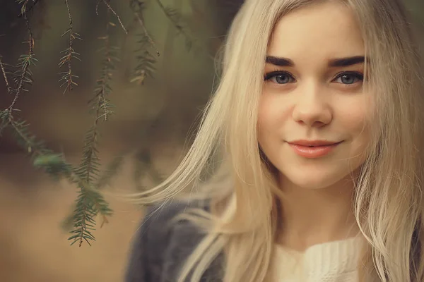 Ξανθιά Φύση Πορτρέτο Φθινόπωρο Όμορφη Νεαρή Ενήλικη Κοπέλα Μακριά Μαλλιά — Φωτογραφία Αρχείου