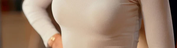 Девушка в белом свитере водолазка, модель позирует в одежде с — стоковое фото