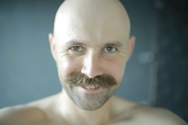 Glad Skallig Man Med Mustasch Porträtt Ung Man Leende Poserande — Stockfoto