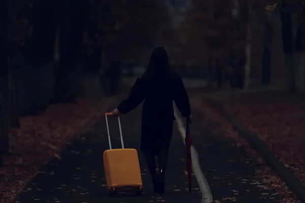 Noc Dziewczyna Idzie Parasolem Walizką Jesiennym Parku Pojęcie Podróży Smutek — Zdjęcie stockowe