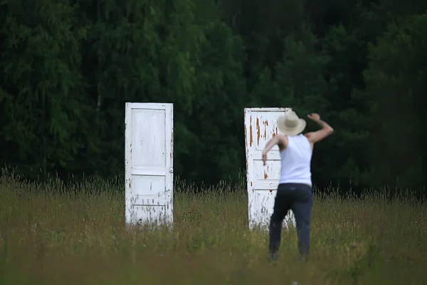 Portes Dans Champ Agriculteur Concept Choix Inhabituel Pour Halloween — Photo