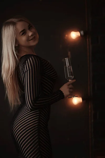 Sexy Blondynka Dziewczyna Pije Szampana Kieliszka Wieczorem Efektowny Styl Portret — Zdjęcie stockowe