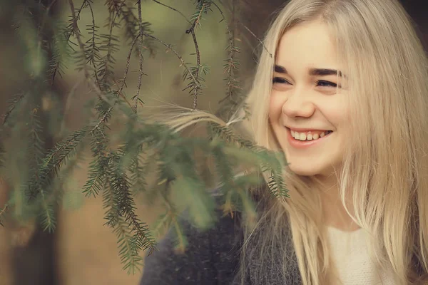 ブロンド自然ポートレート秋 長い髪の美しい若い大人の女の子 — ストック写真
