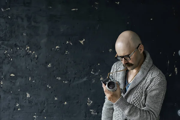 Klasik analog kameralı bir fotoğrafçı, bıyıklı bir adam, komik resim öğrenen bir fotoğrafçı.