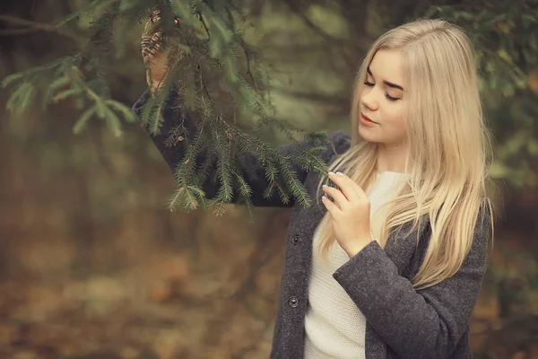 Blond Natuur Portret Herfst Mooi Jong Volwassen Meisje Met Lang — Stockfoto