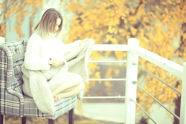 Piękna Kobieta Seksownym Wyglądzie Jesienny Wygląd Książką Czyta Parku — Zdjęcie stockowe
