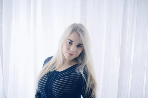 Sexy Blondýna Těsné Šaty Krásný Dospělý Model Domácím Interiéru Okouzlující — Stock fotografie