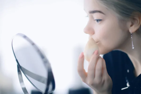 Make Vacker Flicka Håller Svamp Handen Applicerar Makeup Morgonen — Stockfoto
