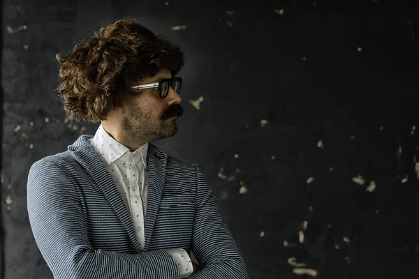 Mustascherad Man Klassisk Kostym Och Vintage Glasögon Lockigt Hipster Porträtt — Stockfoto