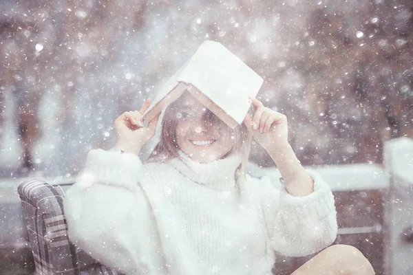 Sneeuwval Kerstsfeer Romantiek Portret Van Een Mooie Jonge Blonde Winter — Stockfoto