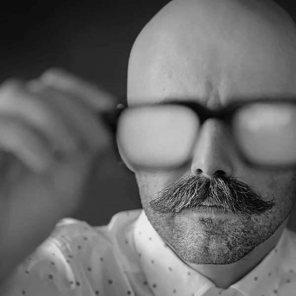 Conceito Visão Óculos Homem Segura Óculos Sua Mão — Fotografia de Stock