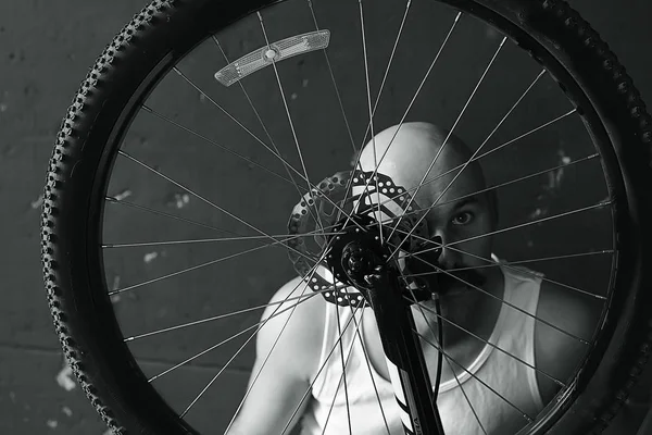 Retrato Vintage Hombre Bigotudo Reparando Una Rueda Bicicleta Hipster Excéntrico — Foto de Stock