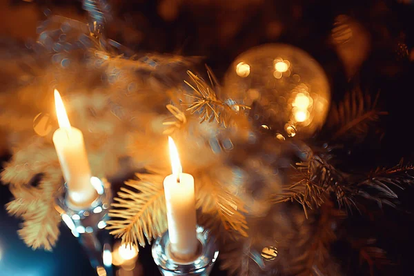クリスマスキャンドル装飾カード テーブルの装飾 燃えるキャンドルやクリスマスツリーの枝 — ストック写真
