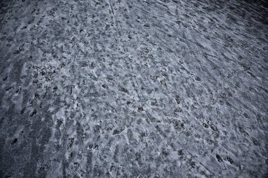 Asfalt kar, buz, ayakkabı izleri, kar havası.