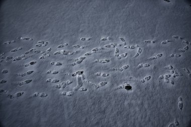 Asfalt kar, buz, ayakkabı izleri, kar havası.