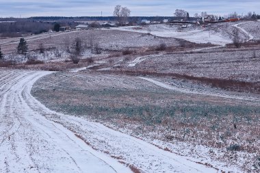 Köyde kış, mevsimlik manzara, rahatlama, tepe manzaralı ahşap evler karlı manzara
