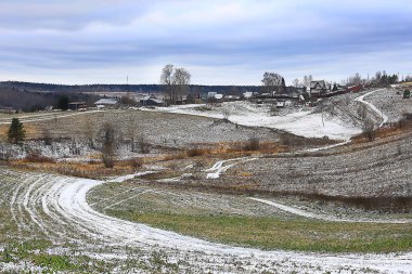 Köyde kış, mevsimlik manzara, rahatlama, tepe manzaralı ahşap evler karlı manzara