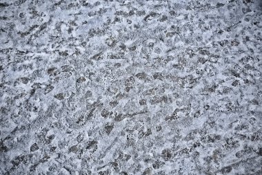 Asfalt kar, buz, ayakkabı izleri, kar havası.