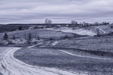 Köyde kış, mevsimlik manzara, rahatlama, tepe manzaralı ahşap evler karlı manzara
