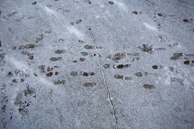 Asfalt kar, buz, ayakkabı izleri, kar havası.