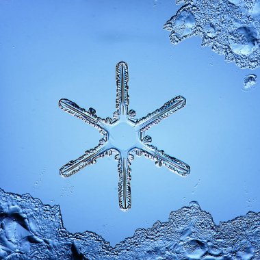 makro kristal kar tanesi, izole edilmiş fotoğraf şeffaf kristal su