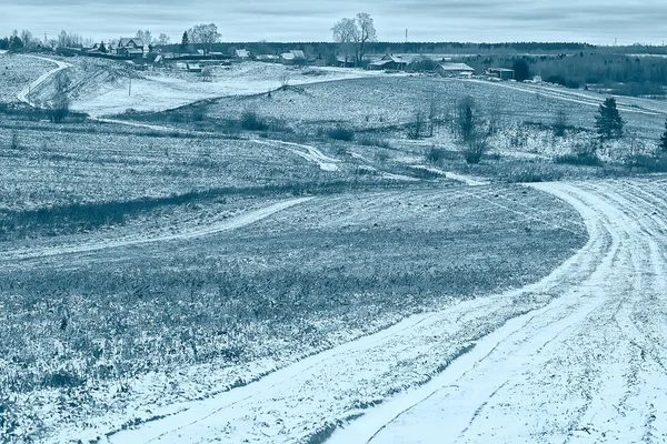 Köyde kış, mevsimlik manzara, rahatlama, tepe manzaralı ahşap evler karlı manzara