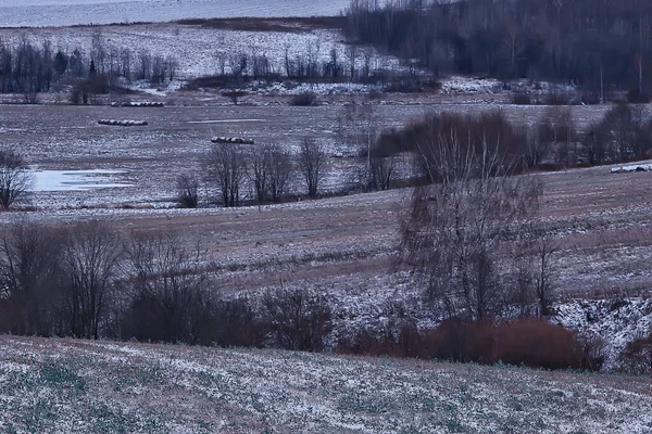 Winter Dorf Saisonale Landschaft Relief Hügelige Aussicht Holzhäuser Verschneite Landschaft — Stockfoto