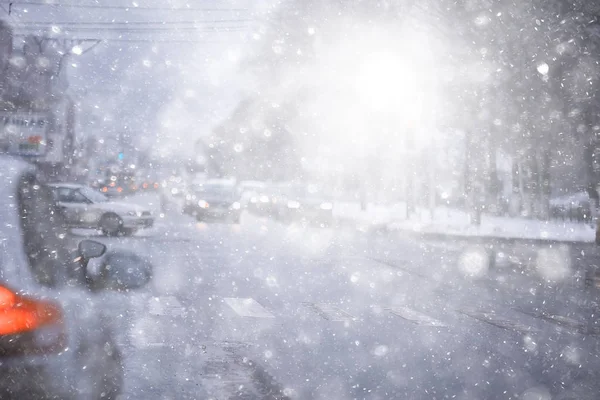 車から見た冬の道季節の交通北の街の悪天候 — ストック写真