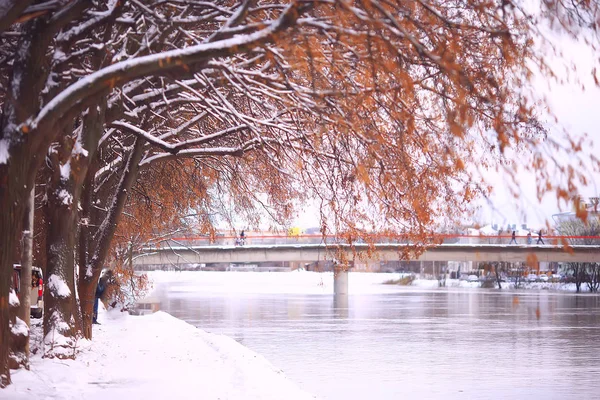 Zimní Výhled Nábřeží Řeky Městě Listopadová Krajina — Stock fotografie