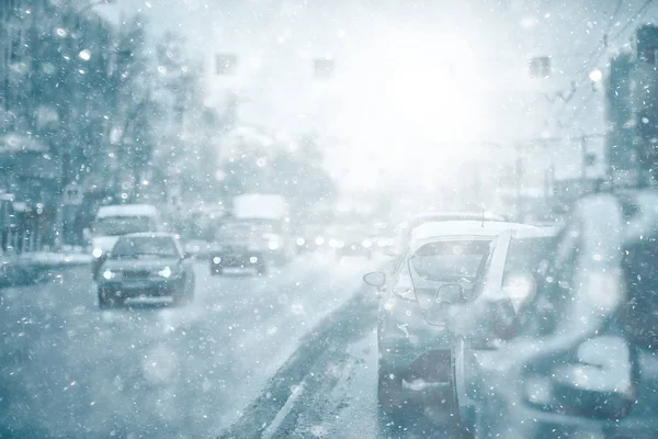 Utsikt Över Vintervägen Från Bilen Trafik Den Säsongsbetonade Staden Dåligt — Stockfoto