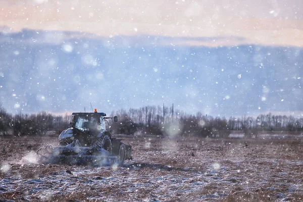 Traktor Feld Ackerland Winterlandwirtschaft Landschaft Saisonale Arbeit Einem Verschneiten Feld — Stockfoto